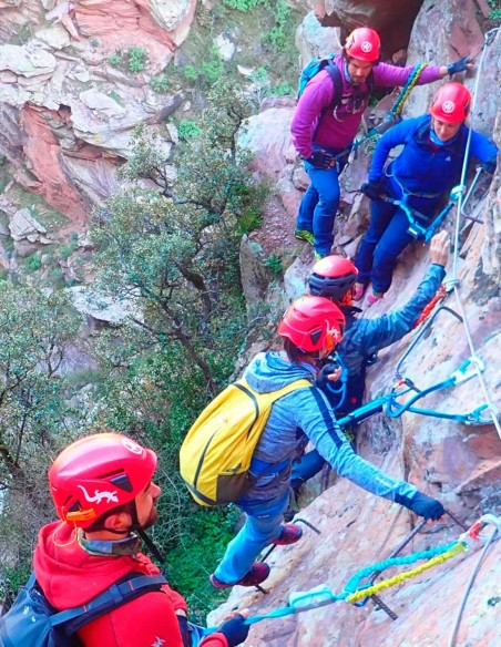Grupo disfrutando de ferrata Mulatica en Experiencia Tangos.
